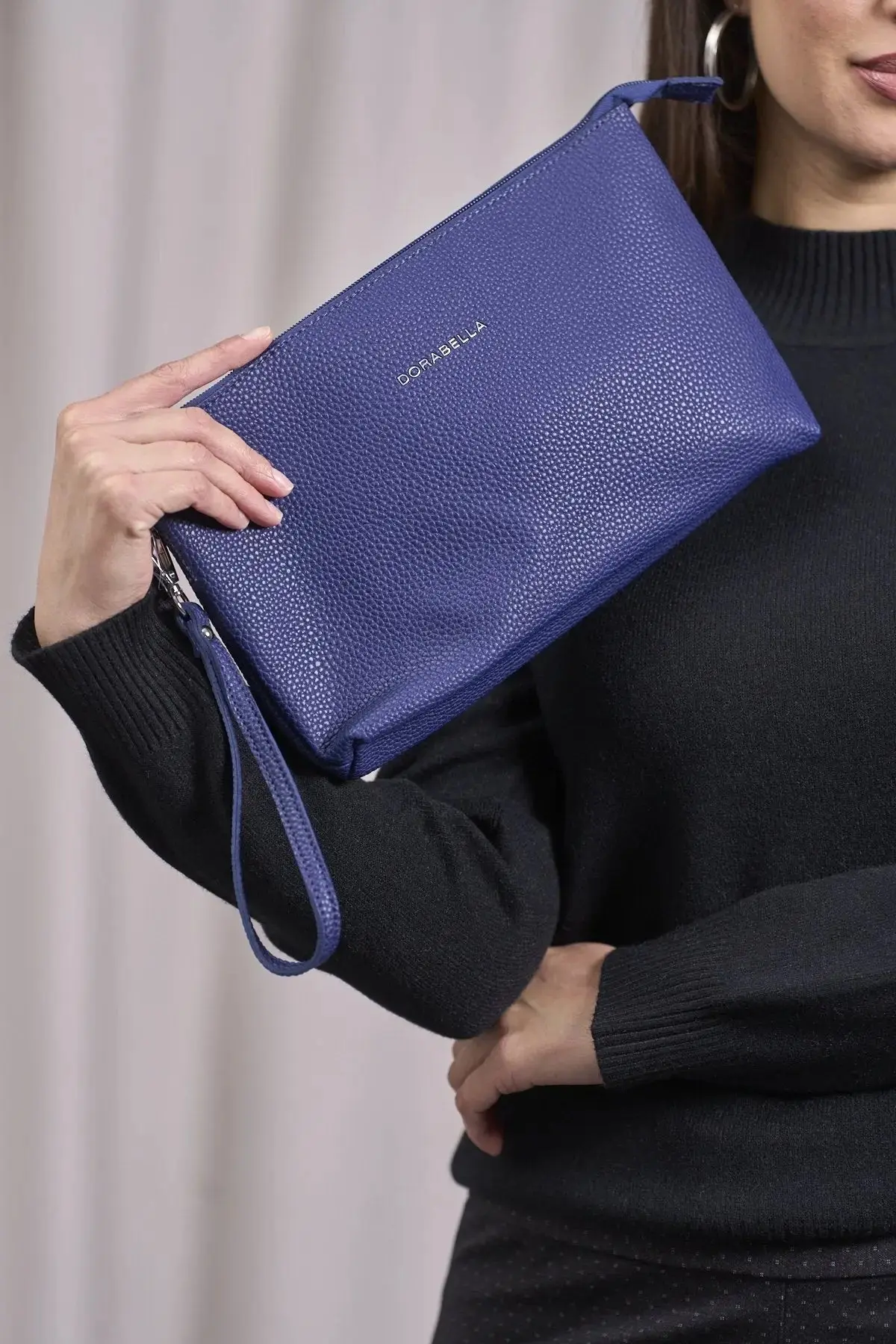 Clutch in ecopelle a grana con logo sul davanti e cinturino da polso BLU - Image 2