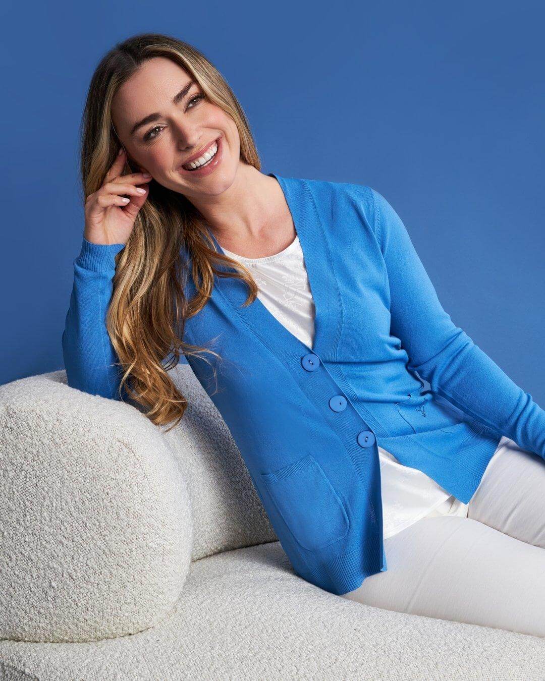 Cardigan scollo a V in maglia di misto viscosa con logo in strass. - Image 13