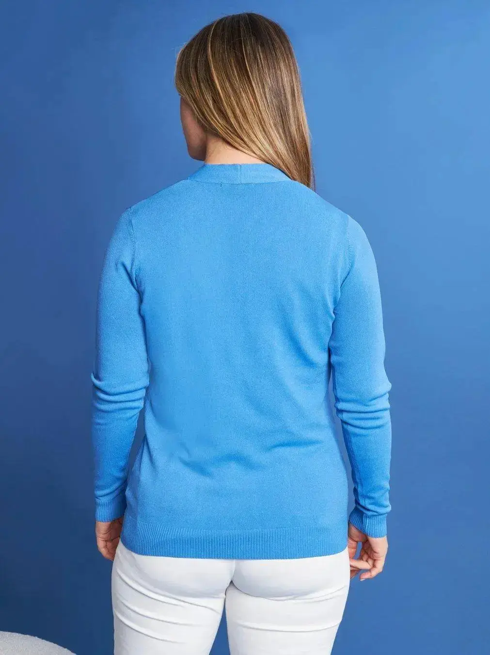 Cardigan scollo a V in maglia di misto viscosa con logo in strass. - Image 14