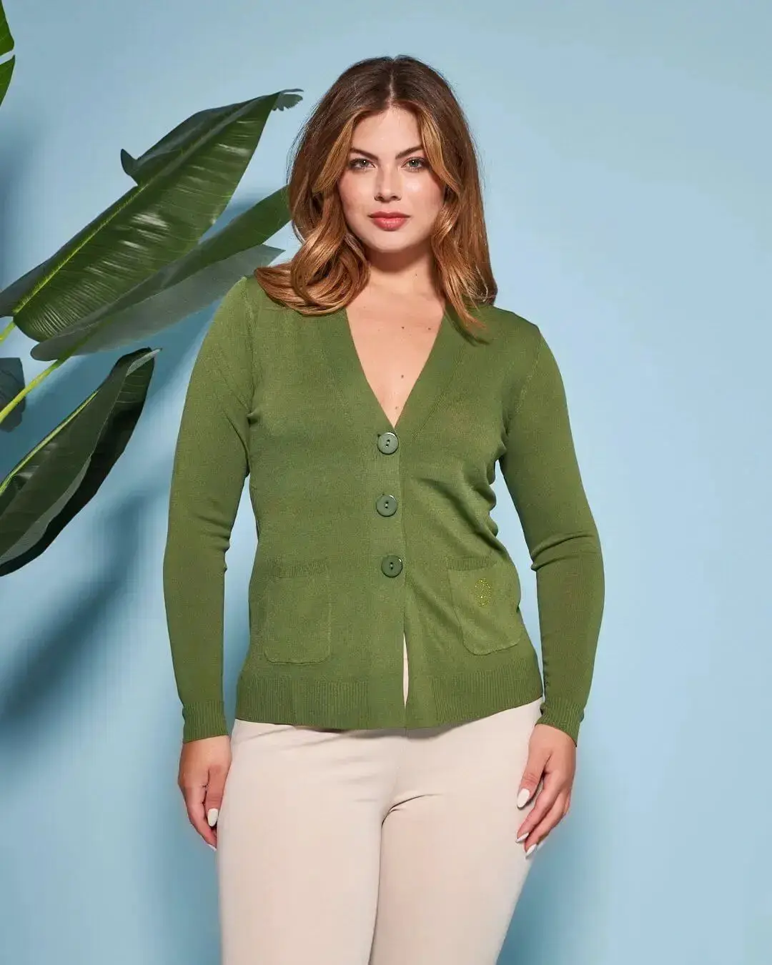Cardigan scollo a V in maglia di misto viscosa con logo in strass. - Image 17