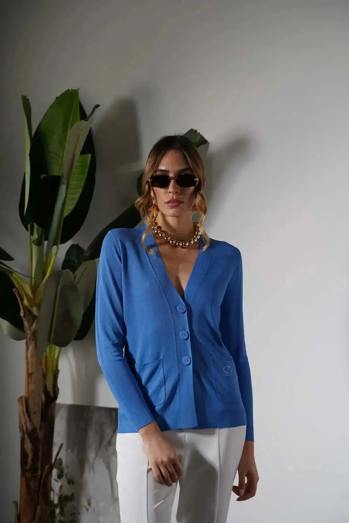 Cardigan scollo a V in maglia di misto viscosa con logo in strass. - Image 6