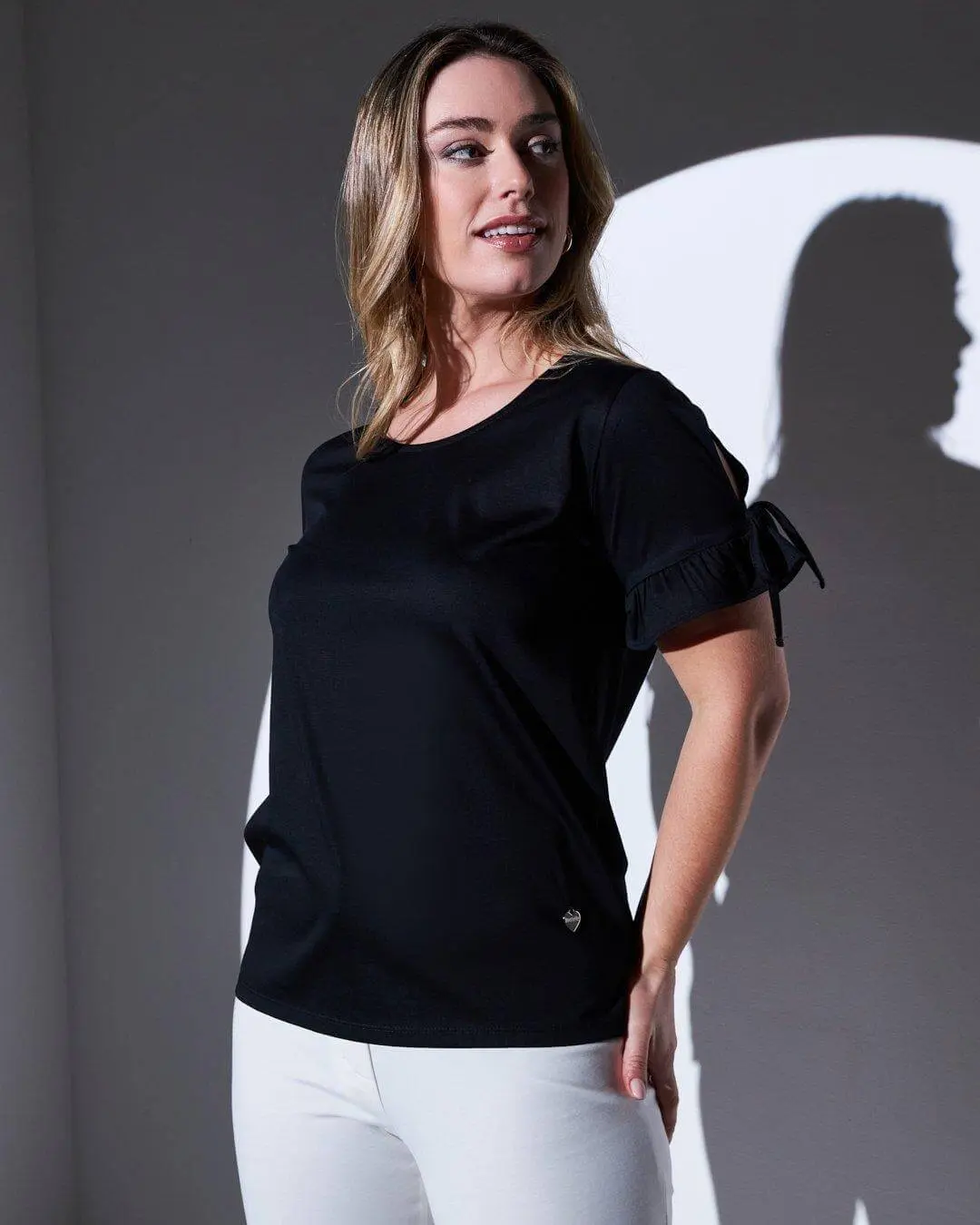 T-shirt girocollo in jersey di cotone e viscosa con fiocchi e rouches al fondo manica BLACK - Image 2
