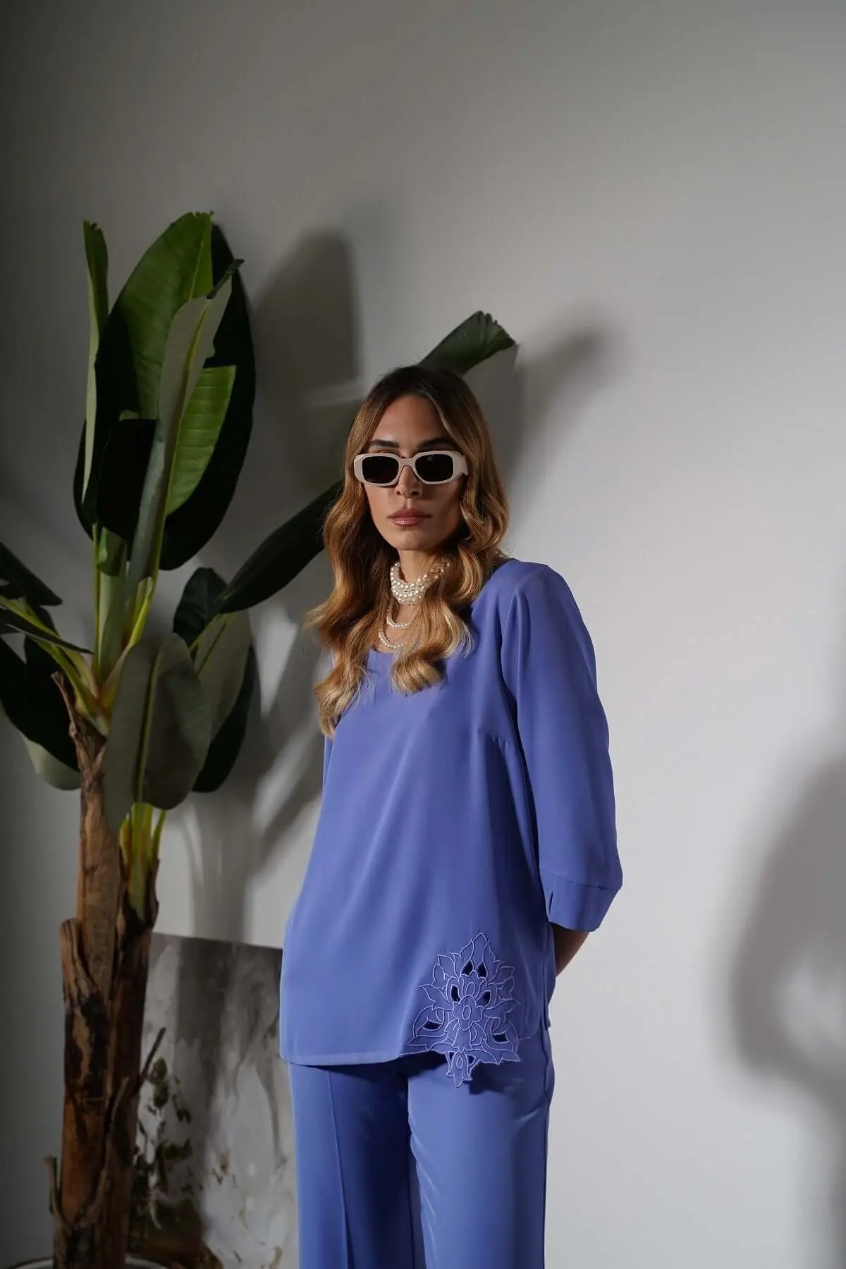 Blusa tinta unita in jersey crêpe elasticizzato con fiore intagliato sul fondo LAVANDA - Image 6