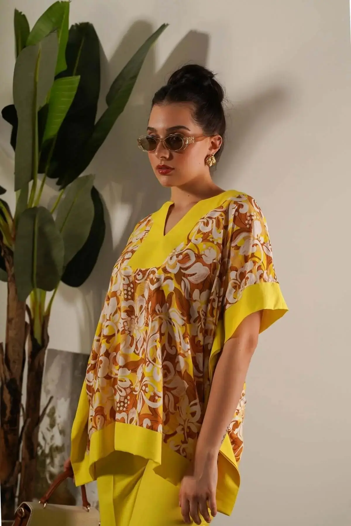 Completo in viscosa con blusa floreale e pantalone in tinta unita - Image 4