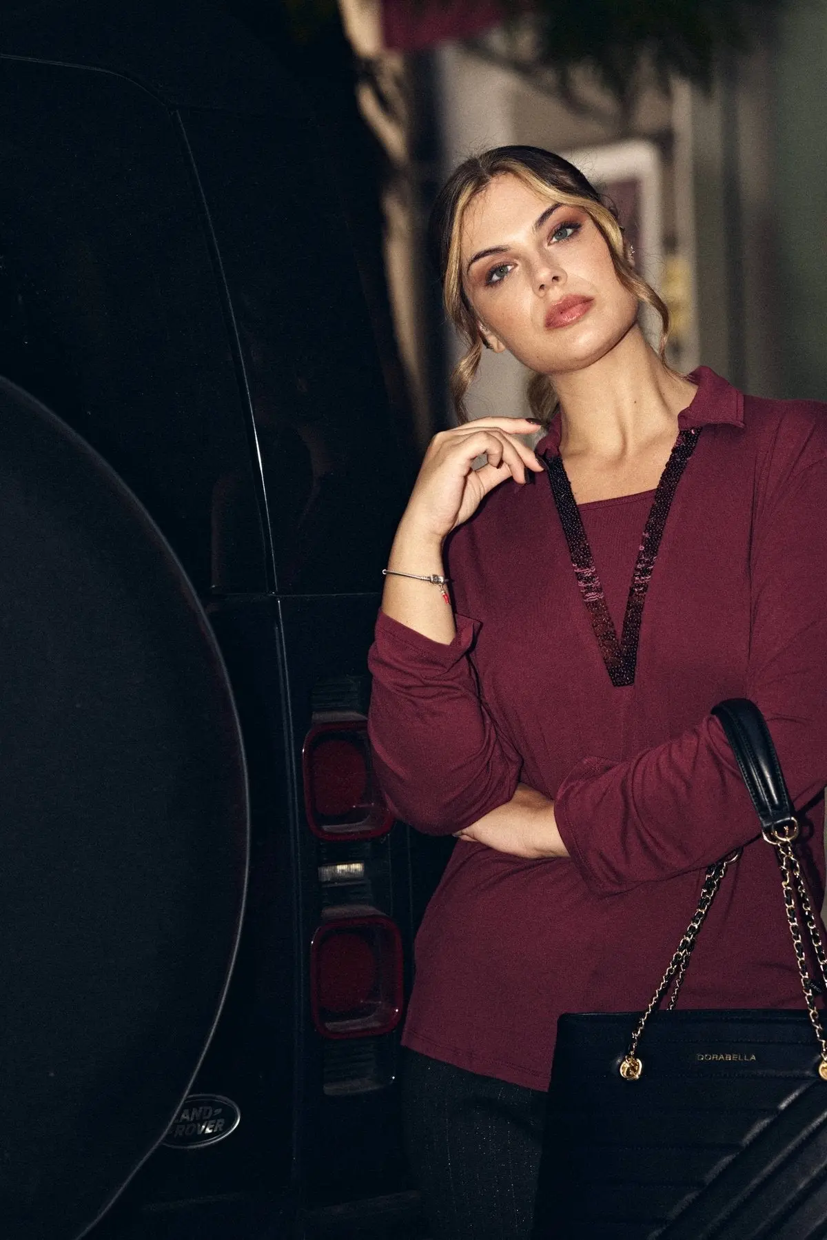Maglia a maniche lunghe con scollo a V con inserto in paillettes tono su tono BURGUNDY - Image 2