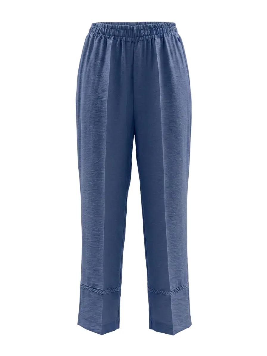 Pantalone ampio con passamaneria a rete sul fondo